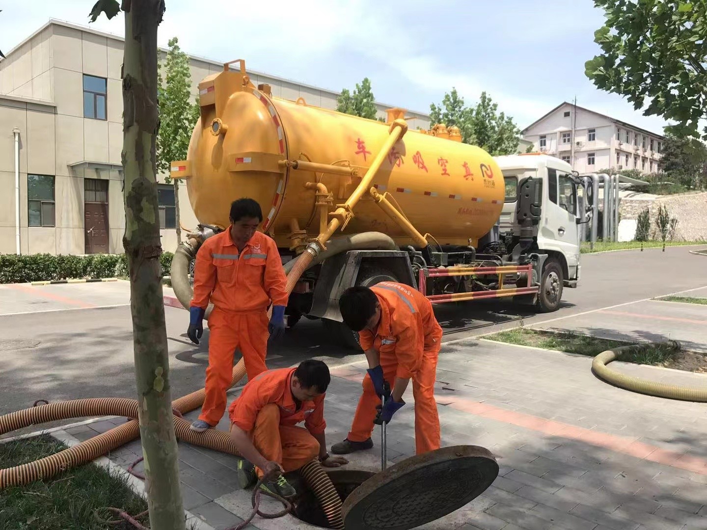 祥云管道疏通车停在窨井附近